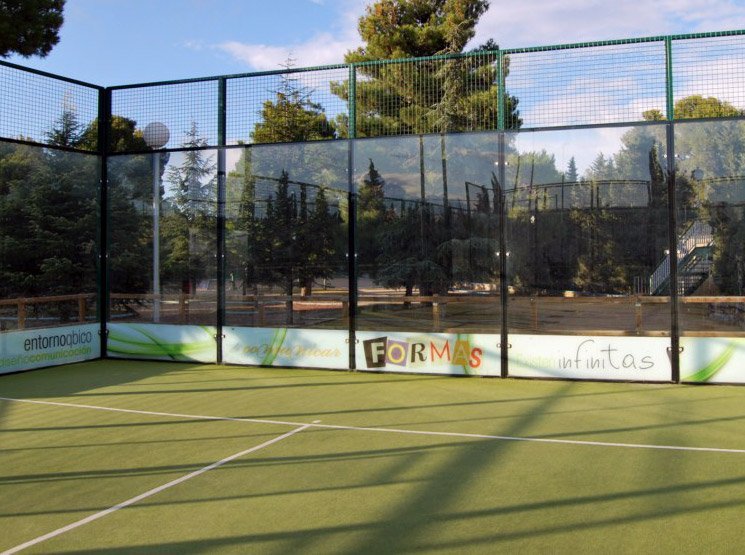 Retirada de césped artificial en pistas de pádel en España Inspección técnica de campo deportivo antes de cambiar el césped en España