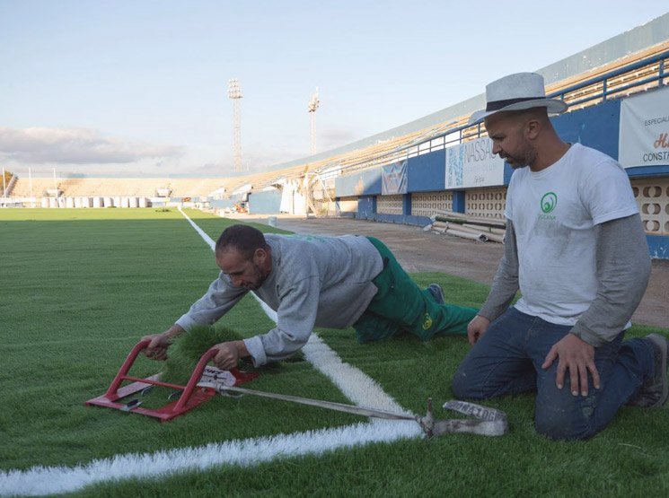 Retirada de césped deportivo en campos de rugby en España Instalación de shockpad para campo de fútbol en España