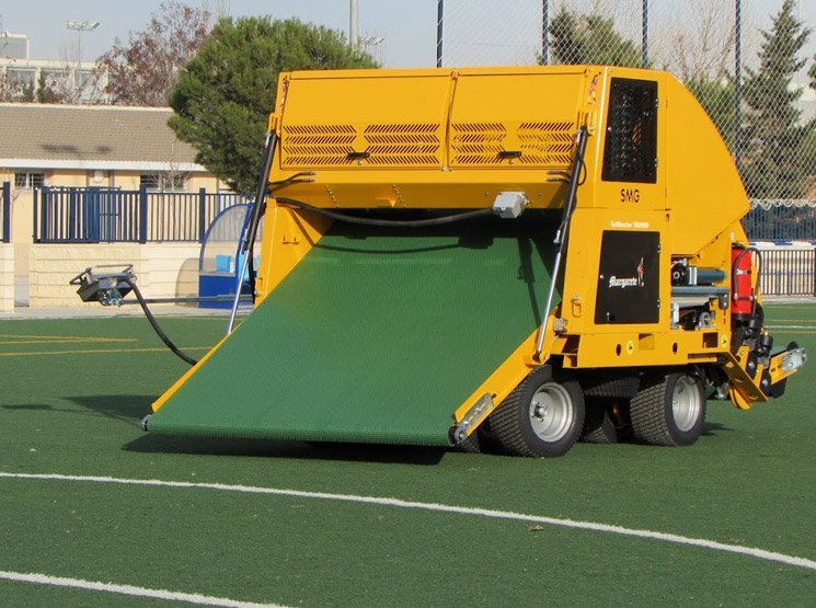 Retirada de césped en instalaciones deportivas en España Descompactación y cepillado de césped artificial en España